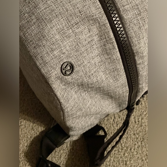 LULULEMON 24L BACKPACK **EXCELLENT CONDITION** - Picture 10 of 12
